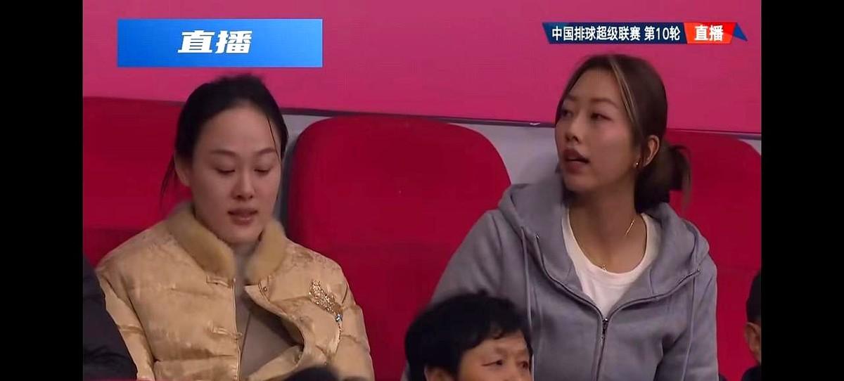 前国青队长吴晗，婚后竟然现身看台！

就在1月19号，江苏女排3:0横扫福建那场