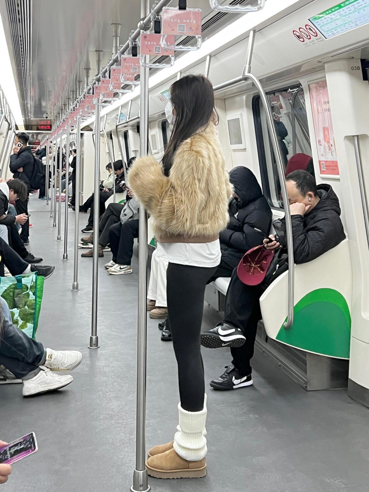 欸，现在女生都流行这么穿吗？
刚进站我就留意到了，这对比太鲜明啦。黑色这件真的巨