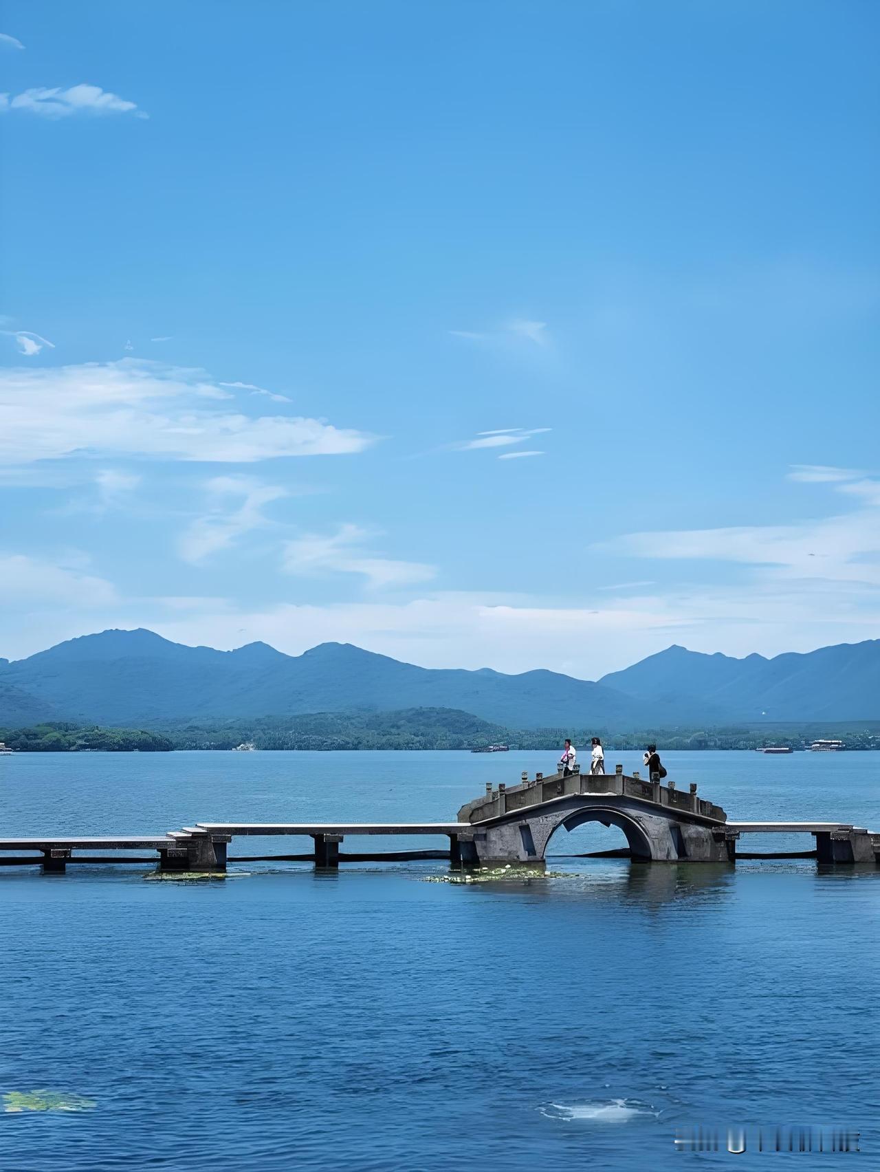 提到杭州，我首先会想到西湖与科技！

当你来杭州才会知道，湖边赏荷都能这么高科技