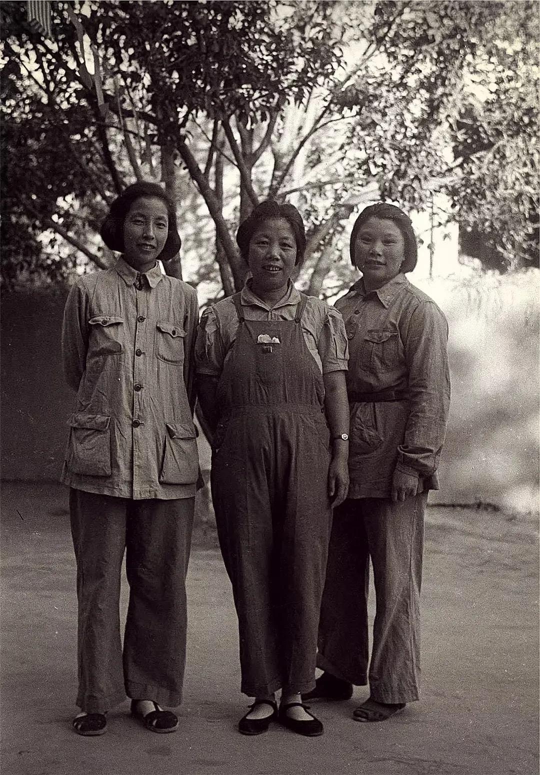 巾帼不让须眉，1944年浦安修（彭老总夫人）、邓颖超（周总理夫人）、康克清（朱老