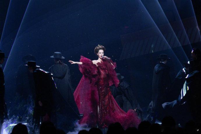 戚薇审美还是太超前了 黑女巫风格 + 自我救赎主题🔮内娱找不到第二个这样的舞台