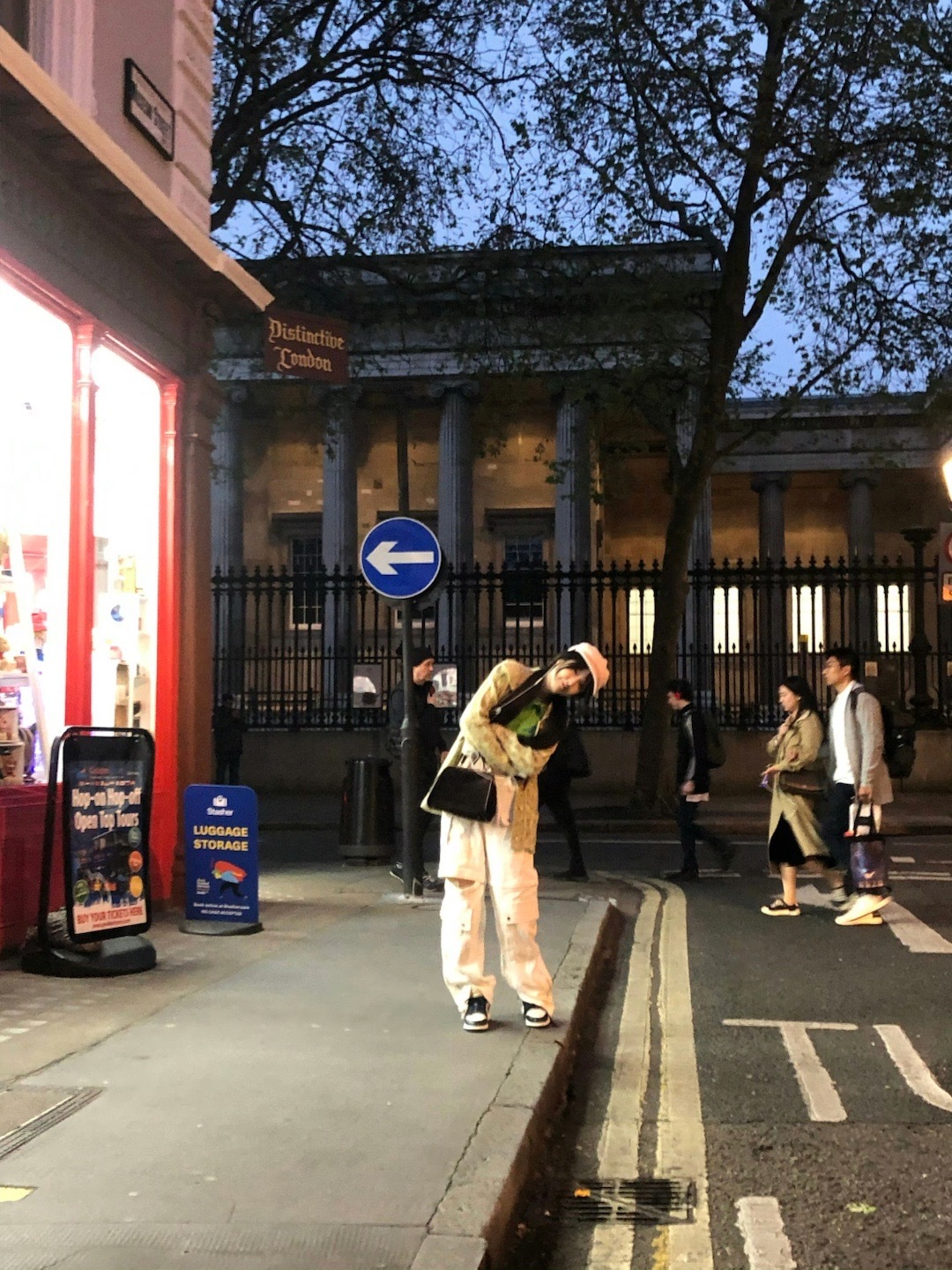 最近频繁买黄金，都是同一个快递小哥送货上门，小哥都认识我了，前几天金条送货我不在