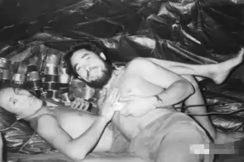 参战老兵们在闷热潮湿的猫耳洞里艰苦的日子