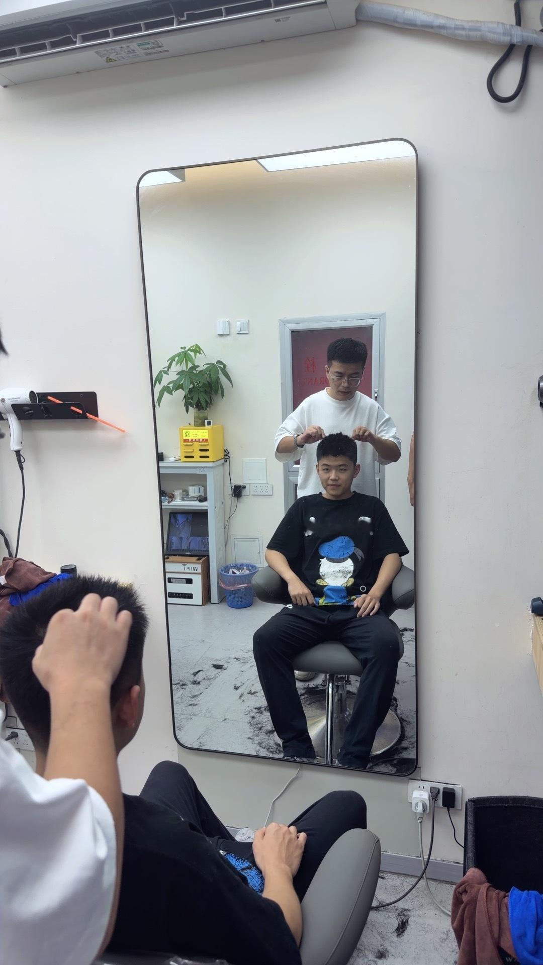 明天带外甥去桂林旅行，先来理发。 