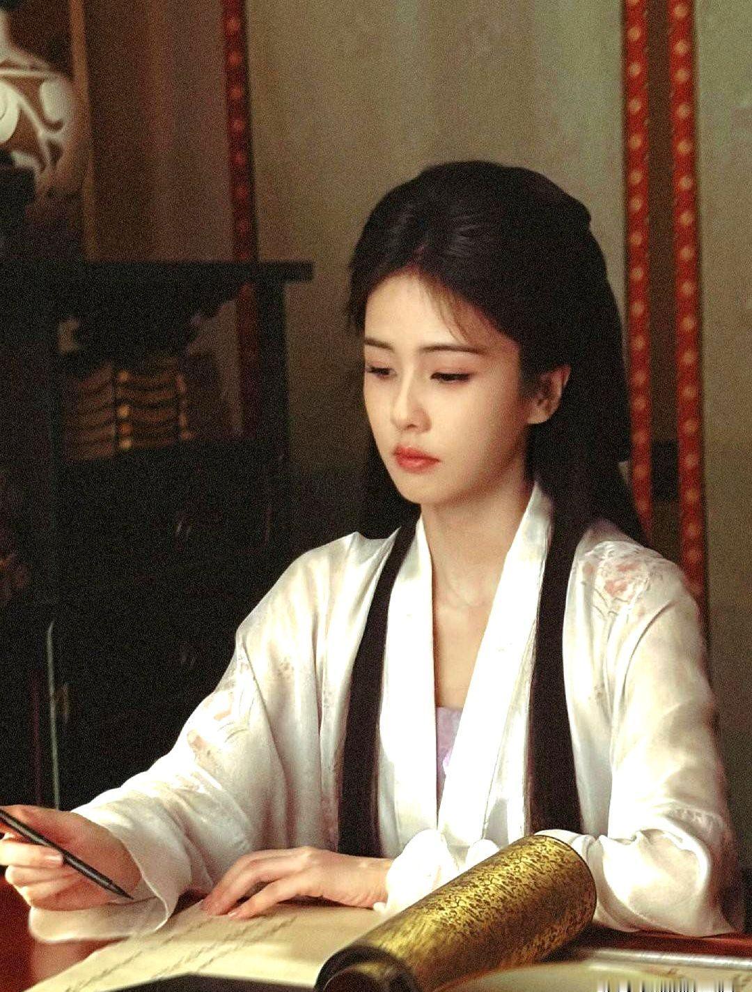 白鹿又接古装了，搭的还是《花千骨》的导演林玉芬。这回不演傻白甜，直接上手复仇大女