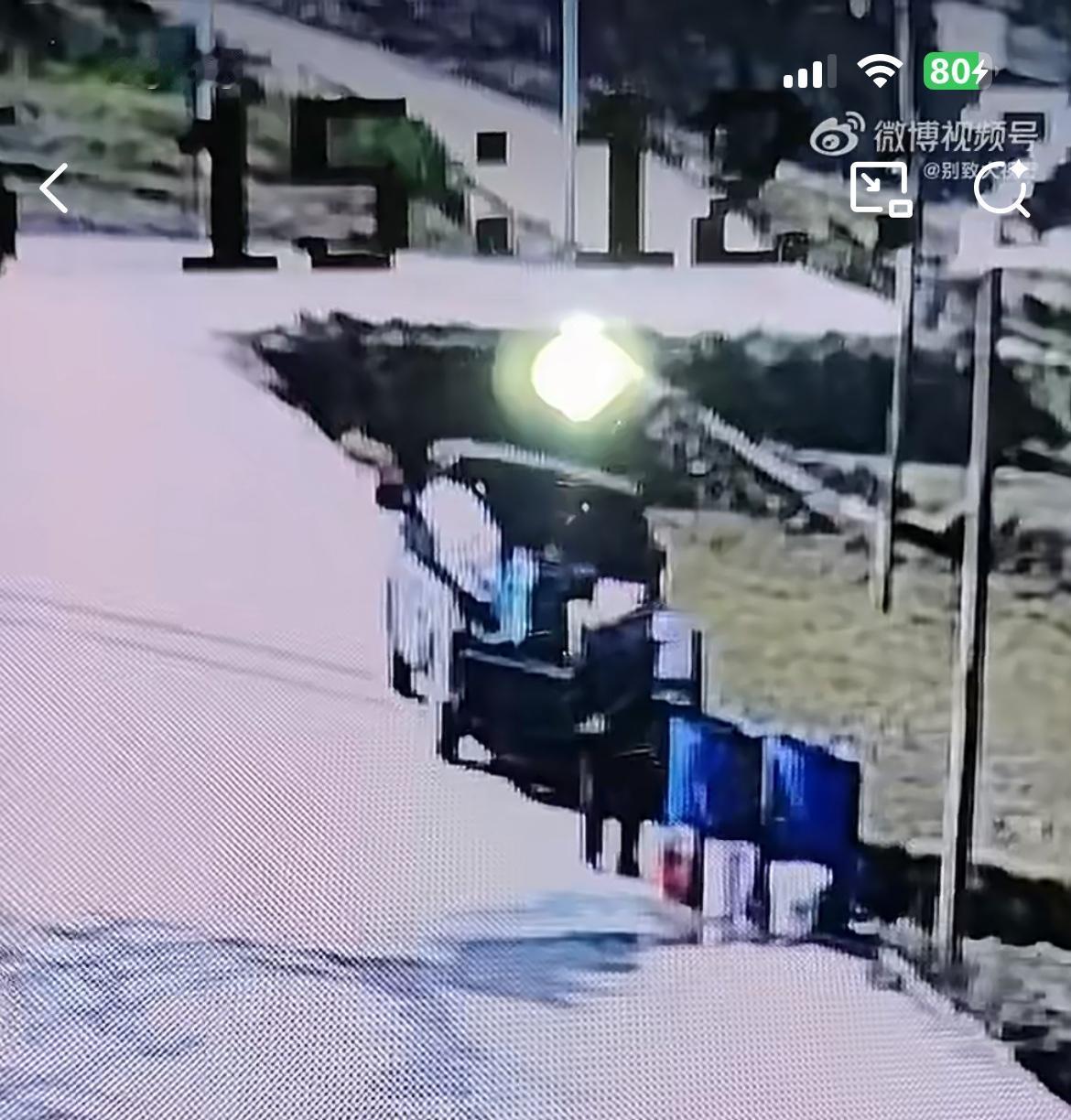 路边的三轮车上放着一瓶杀虫的农药，一名72岁老人经过竟然拿起农药毫无征兆地喝下去