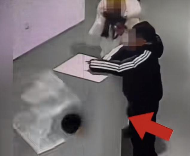 凤冠摔坏了不去找保险，也不去找当事人，却偏偏找网友要说法？
千万网红张凯毅和老公