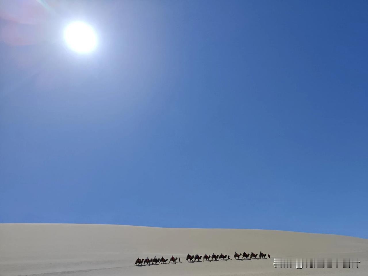 早上好！水在非常平坦的河道中流动时是看不见波澜的，但是当落差很大，或者水受到巨石