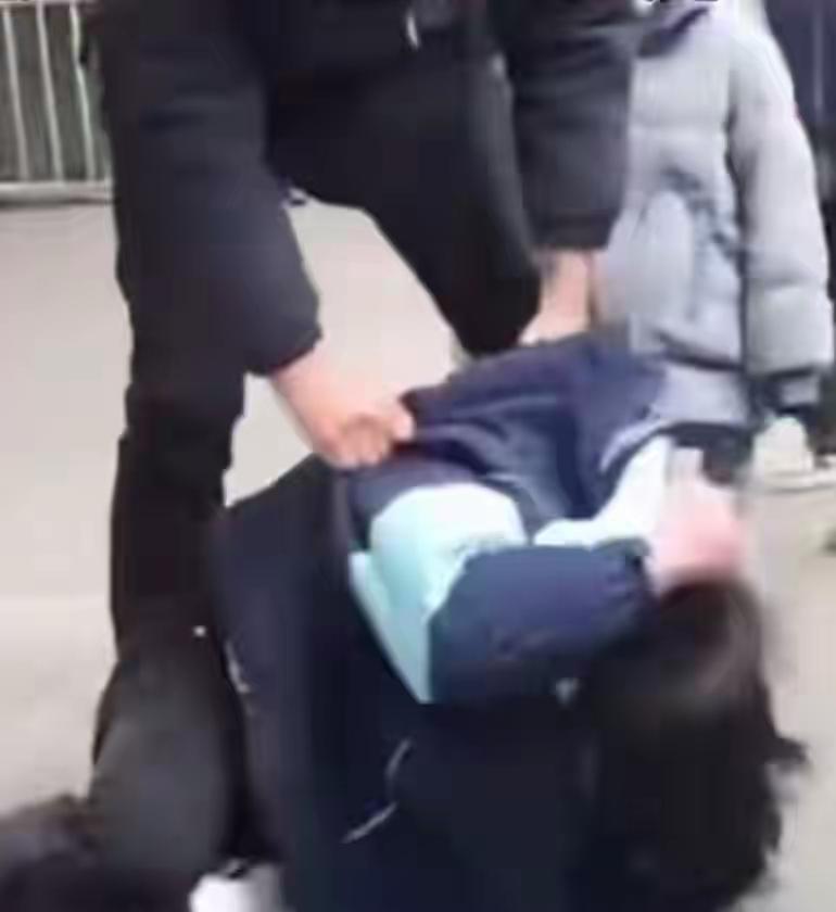 这还是学校吗？这还是斯文之地吗？仅仅是“发型不达标”，学校就可以采取暴力手段，将