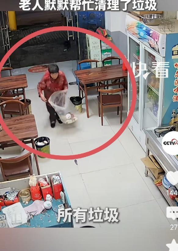 6月13日，安徽一餐馆老板娘随手将几个空瓶送给门外的拾荒老人，随后便出门办事。可