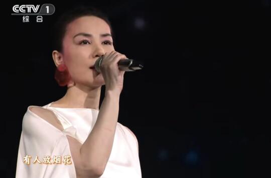 王菲戴着我妈会去超市买的虾片哈哈哈