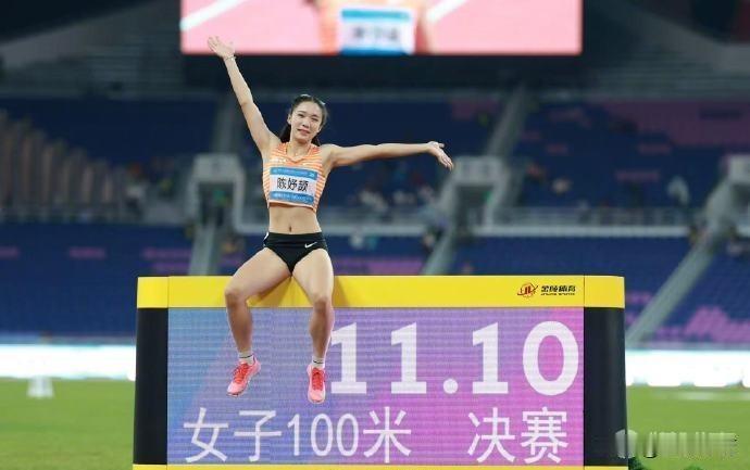 在今天进行女子田径比赛中、年仅16岁的小将陈妤颉在女子100米决赛中，跑出了11