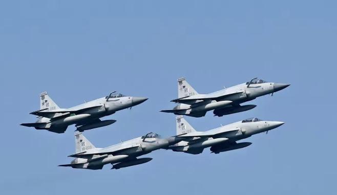 巴基斯坦这是真要上桌了！5月18日，路透社曝出，巴基斯坦已向沙特部署了8000名