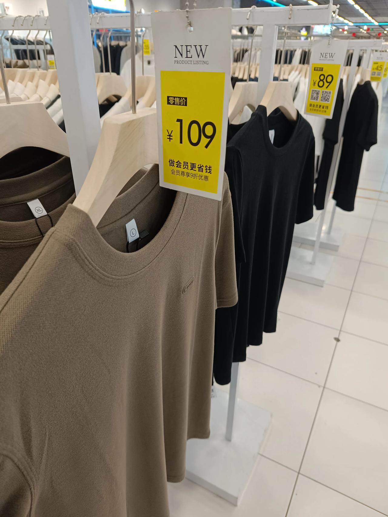 这短袖能卖一百多块钱，还是个普通的大众商场，这是在一个工资三千多的县城里，一个短