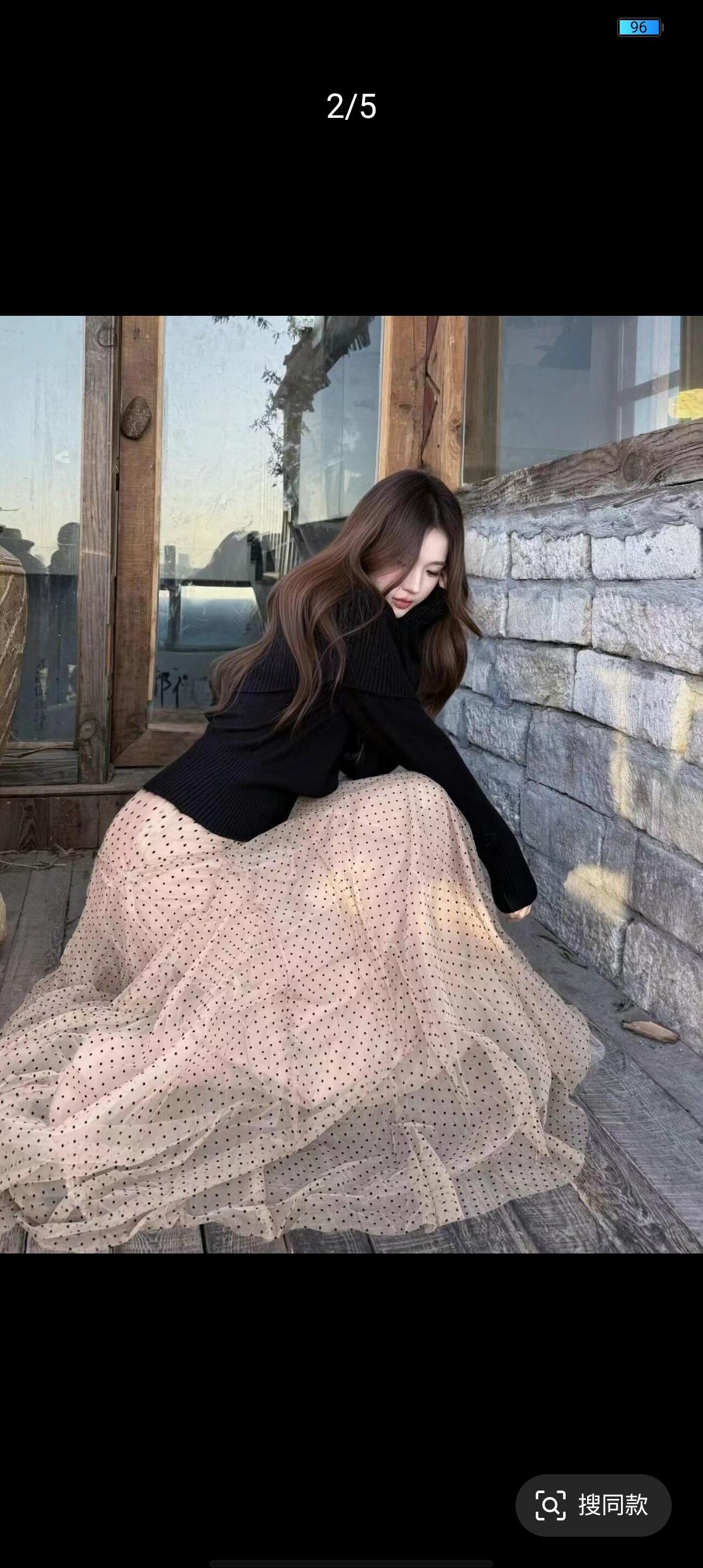 秋日暖阳下的浪漫穿搭，黑色毛衣与米色长裙的完美搭配，尽显优雅与温柔。晒图笔记大赛