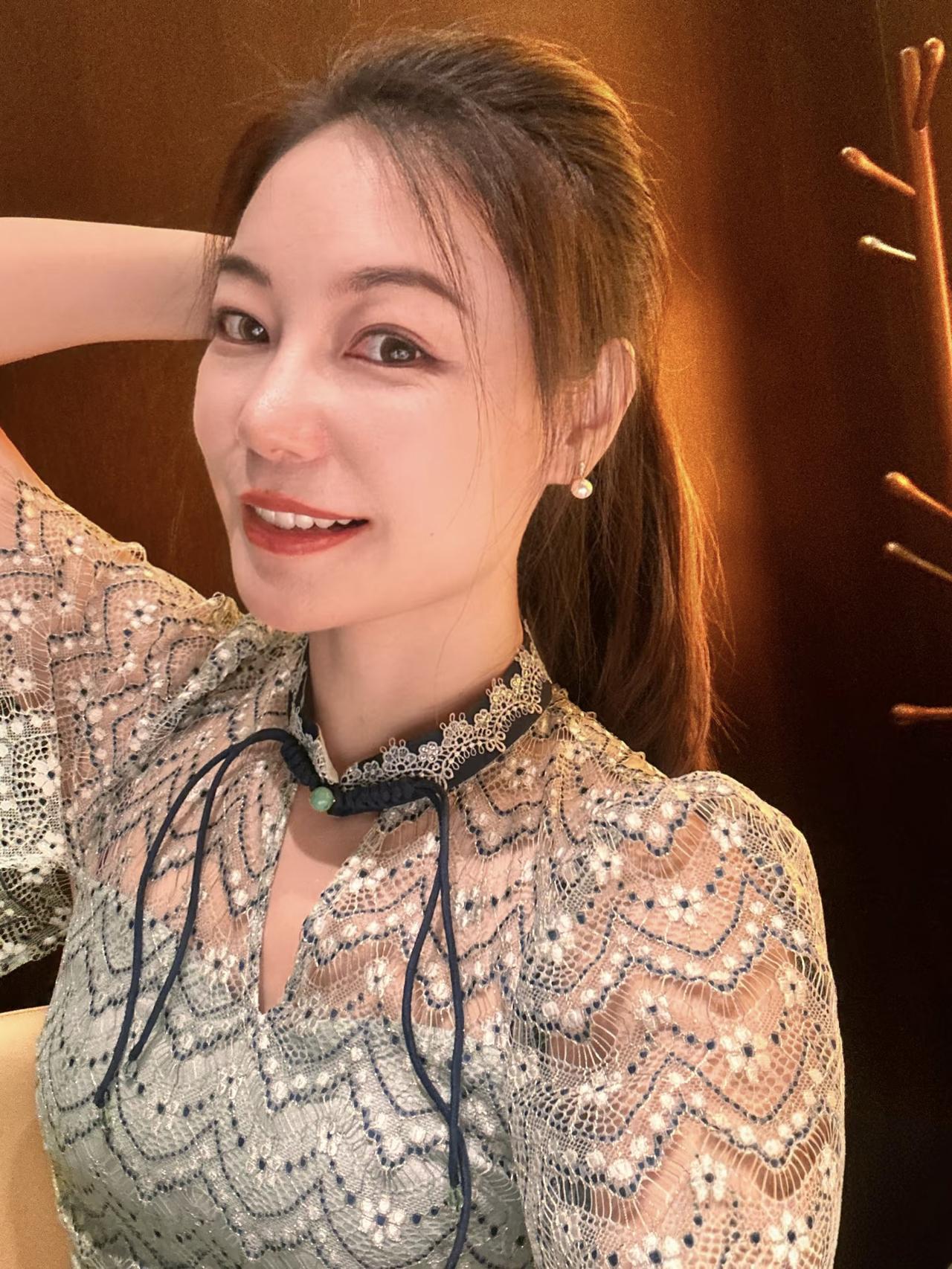 投稿：
今天参加了闺蜜的婚礼，闺蜜已经回娘家打算办回门宴了，狂欢过后我开始思考，