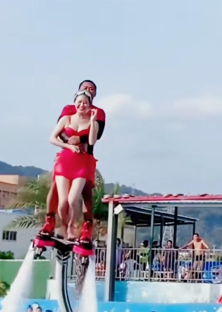 就问你们同意你老婆去玩这个水上项目么？反正我不同意！