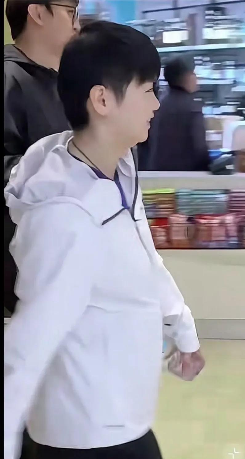 莎莎白色卫衣搭配黑色裤子，简约又时尚！莎莎，佳佳最好的姐妹