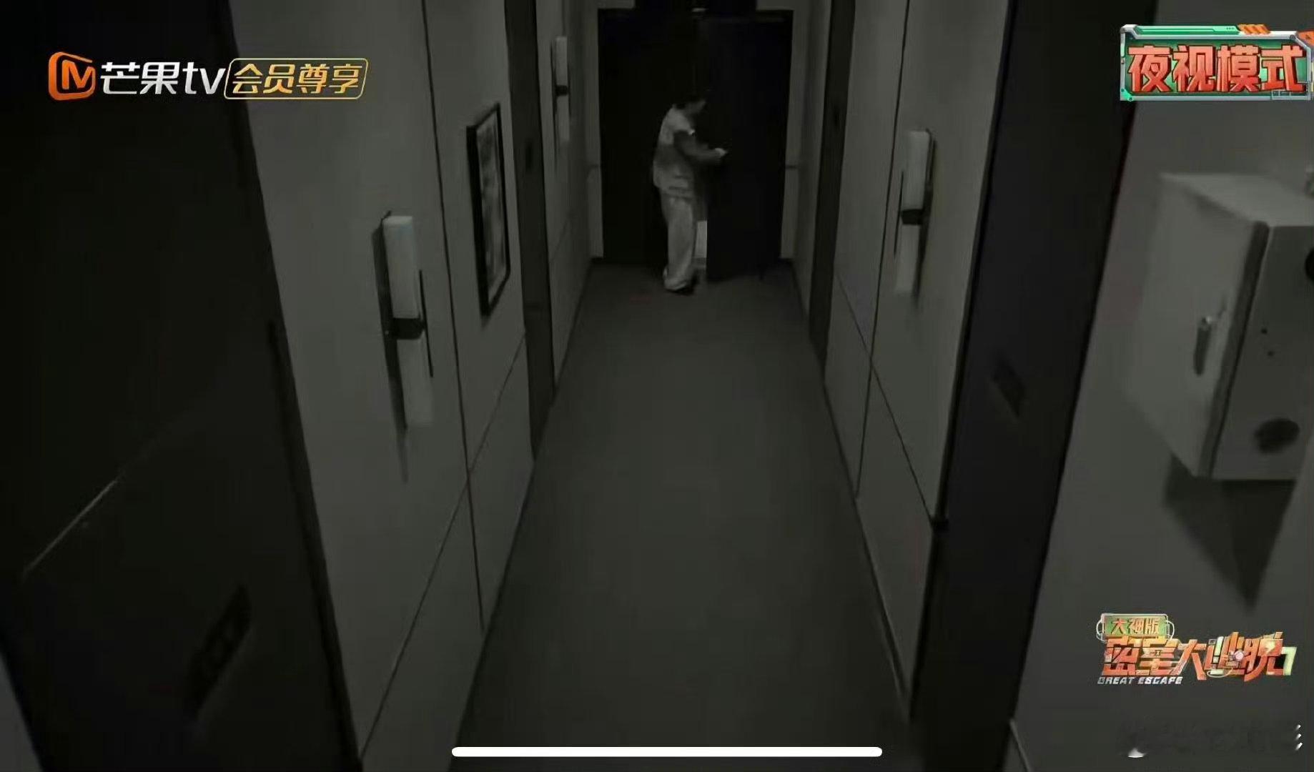 文韬轻松拿捏单线任务 密室大逃脱大神版 文韬一出手就知有没有！黑暗里走单线还能捡