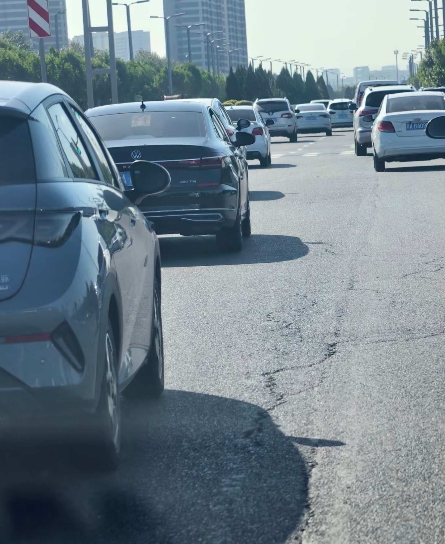 一群苹果去上班早上上班路上本来很困的一抬头地上都是“苹果”hhhhh突然觉得上班