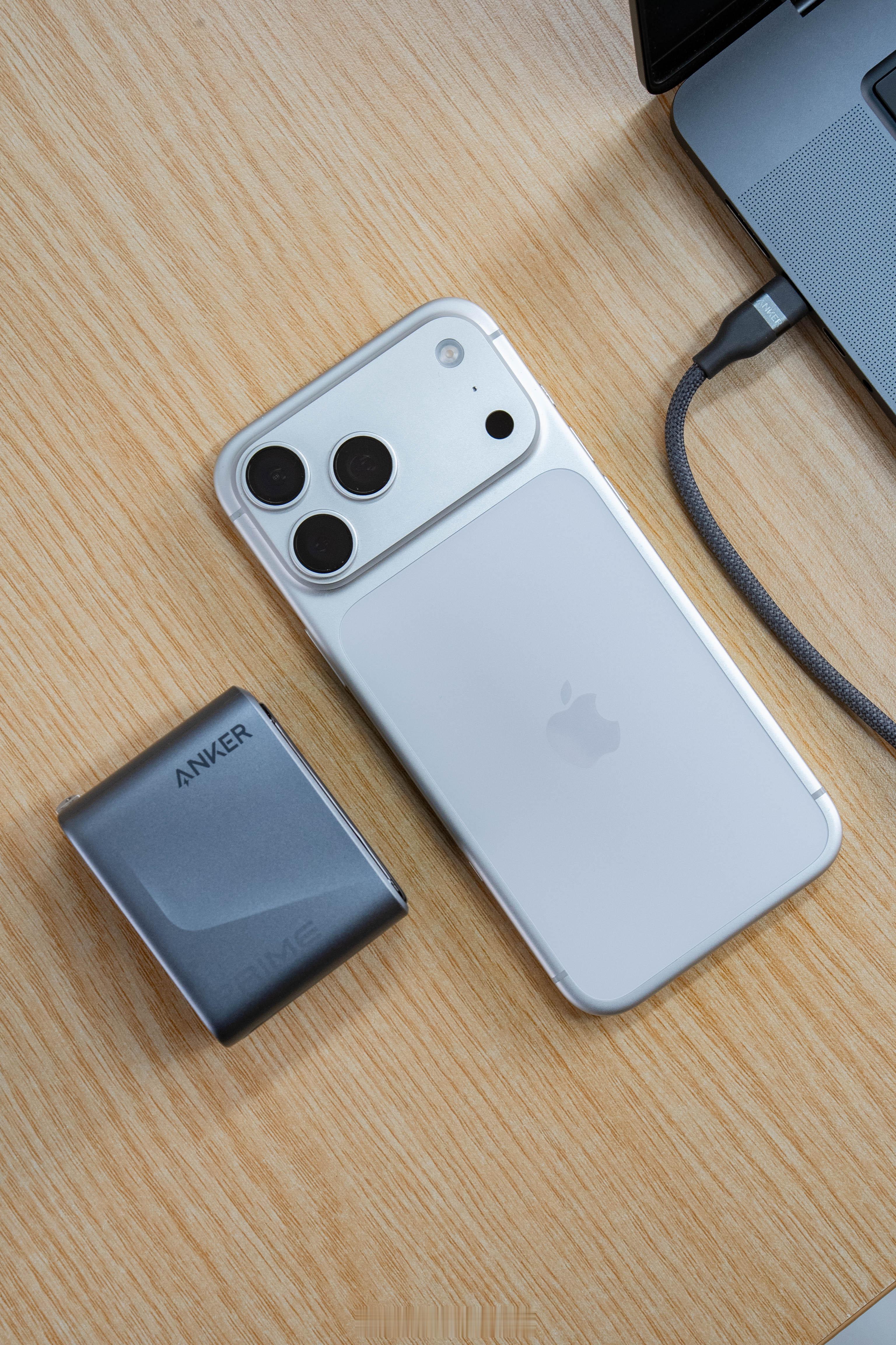 Anker Prime 160W 3C 智显充 Pro 算是一个比较罕见的小尺寸