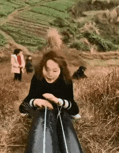 太牛了，美女这支撑力真不错啊，这样都能滑下去。