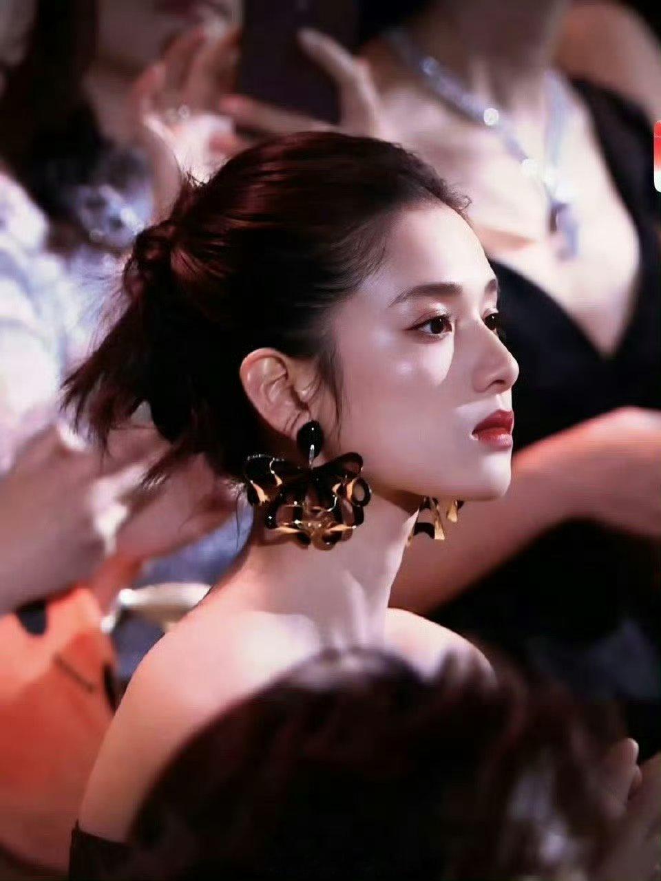 张婧仪侧脸杀  骨相真的好优越啊 