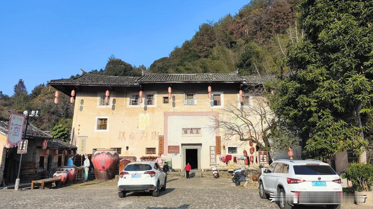 打卡福建第六个地级市龙岩，龙岩最精华的景区非土楼莫属！上午从晋江站坐动车抵达龙岩