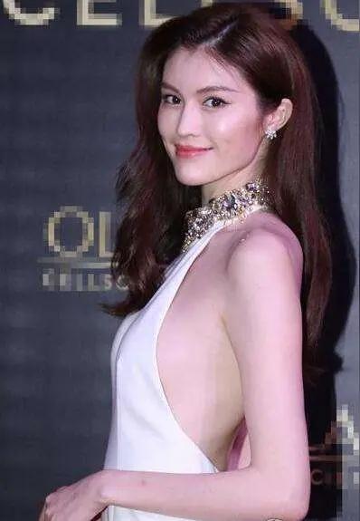 她让摄影团队"别把纹路修掉"：这句话比任何励志文案都重
8月15日，超模何穗发了
