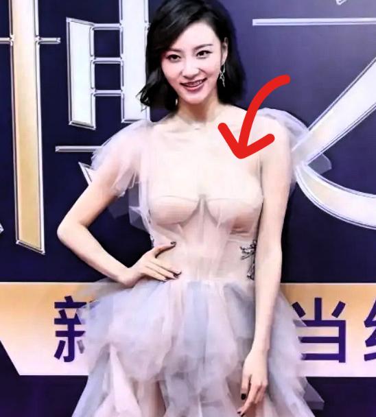 有个很奇怪的事情
女人的胸部是隐私部位，陌生人看不得，更摸不得，那不是应该好好的