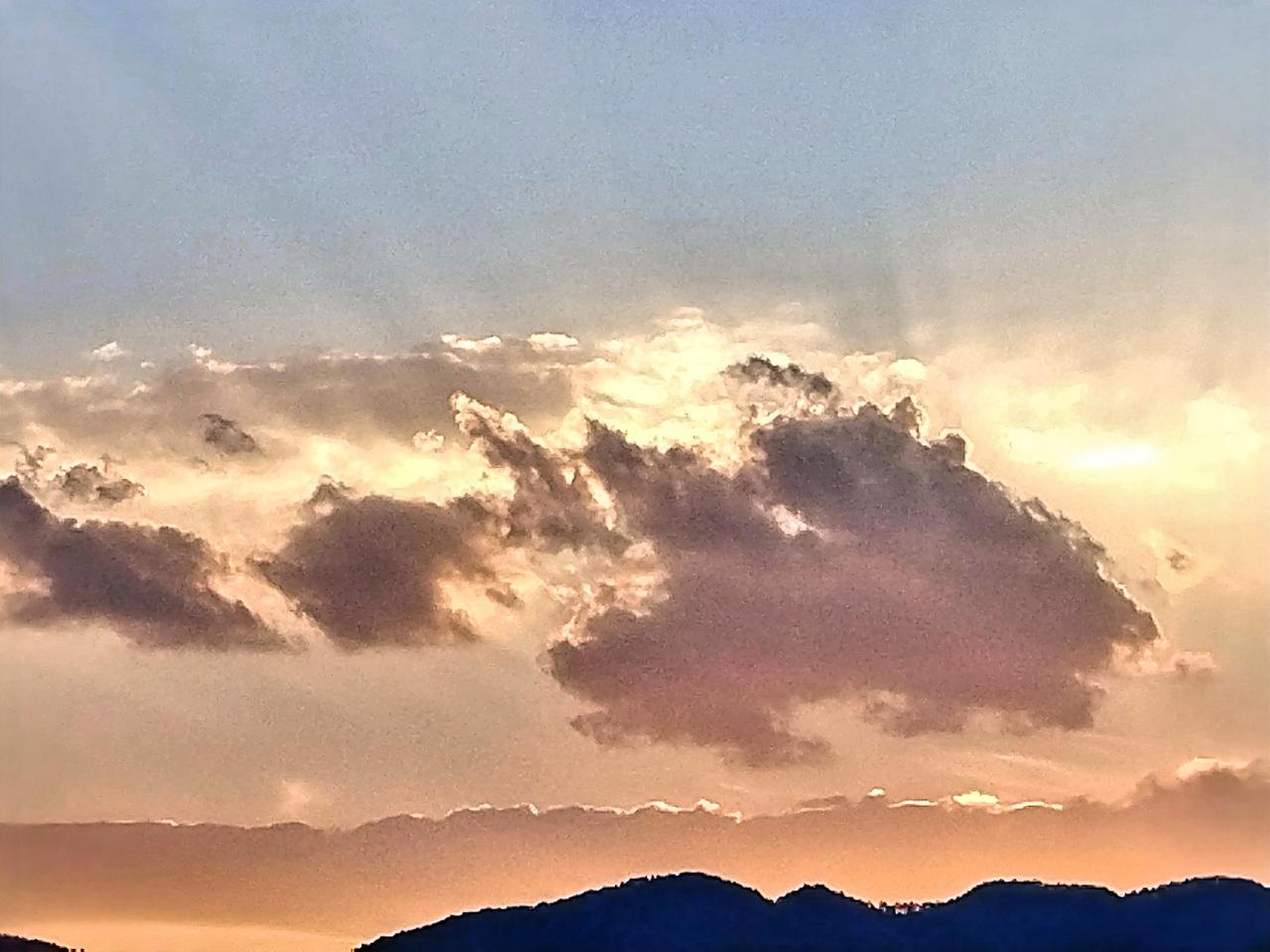 日落时分，云卷云舒，山色入画。