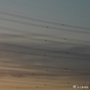 原生家庭会影响你怎么爱，但不会决定你值不值得被爱。你可能会重复旧模式，会在爱里犹