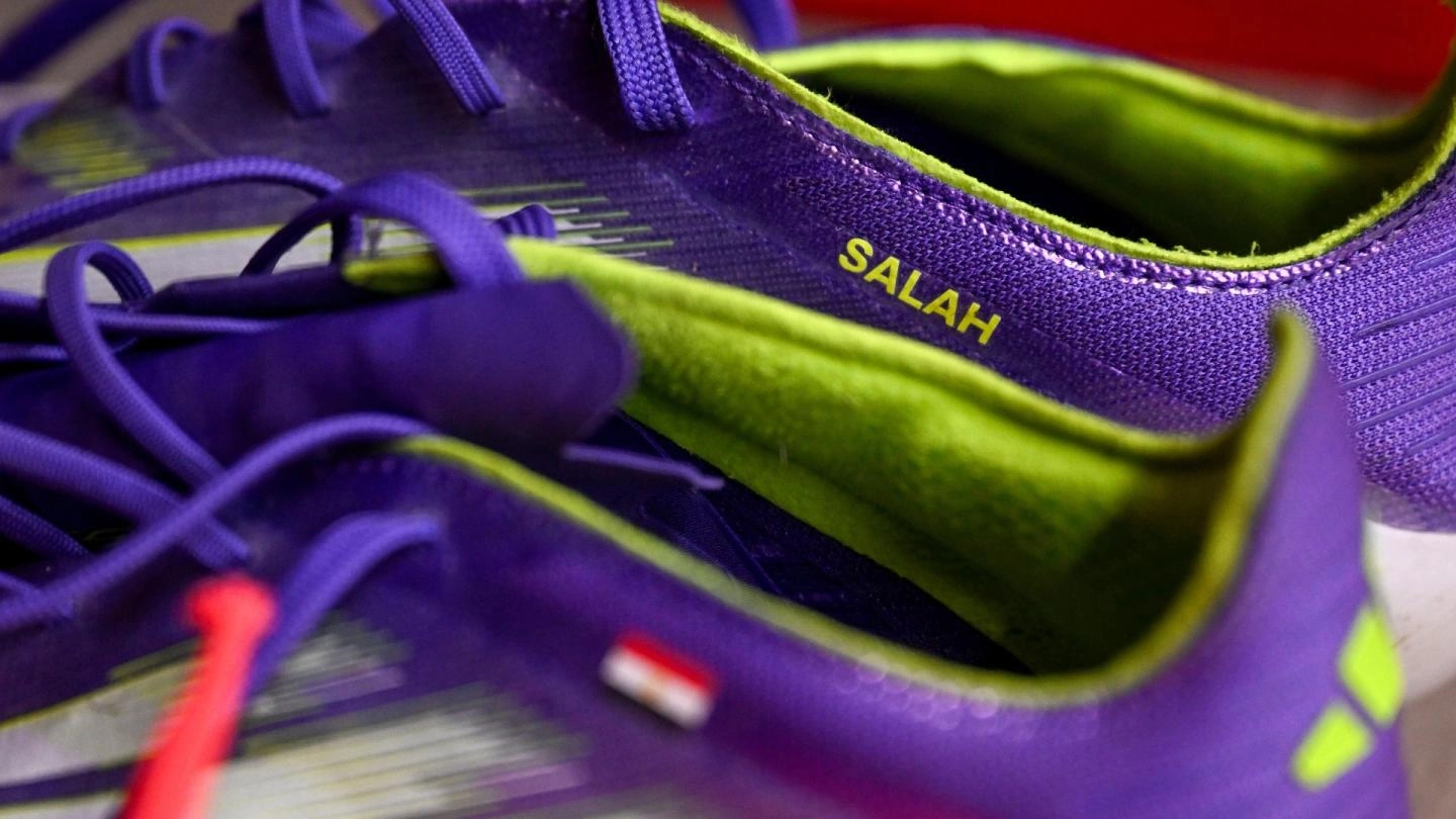 揭秘球员定制版阿迪达斯战靴的制作全过程[上课了]阿迪达斯运动员产品优化部门的专家