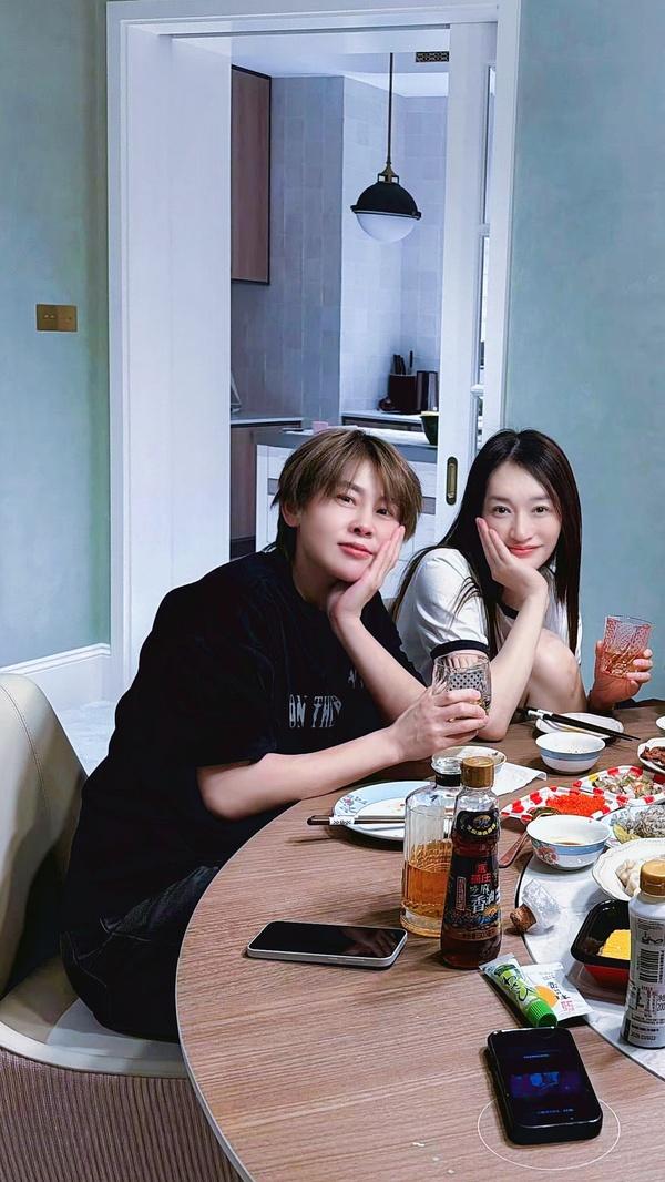 这张照片真的太美好了💕

两个人都是一副岁月静好的模样

李冉也没了繁花时的焦