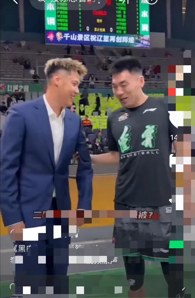 大贺和“二哥”，贺天举VS李哓旭，贺天举“一表人才”来到辽篮主场做“直播”，直播