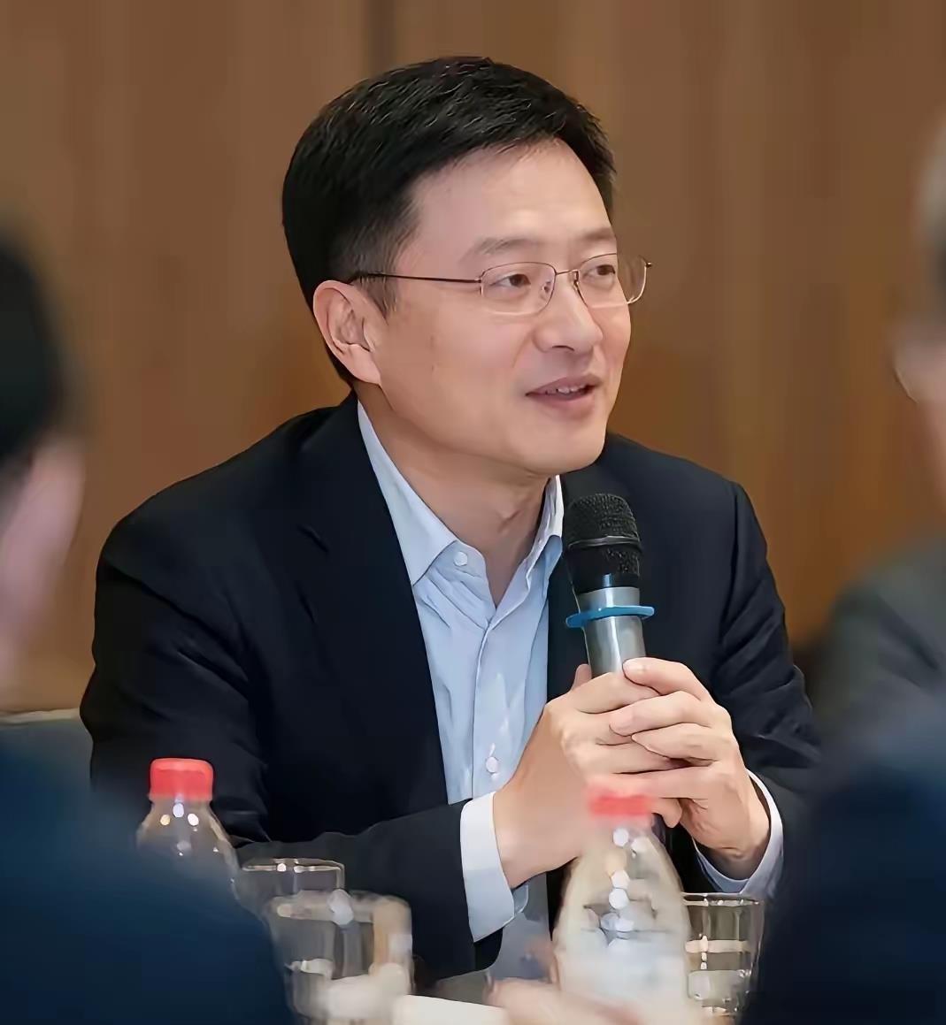 赵海峰进去了，老婆连离婚都成了原罪。离是落井下石，不离是自轻自贱，里外不是人。