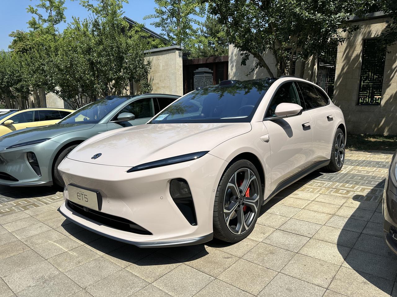 旅行车的颜值是真高啊，同事里有个瓦罐粉，给他迷的呀...走不动道了，今晚这车就要