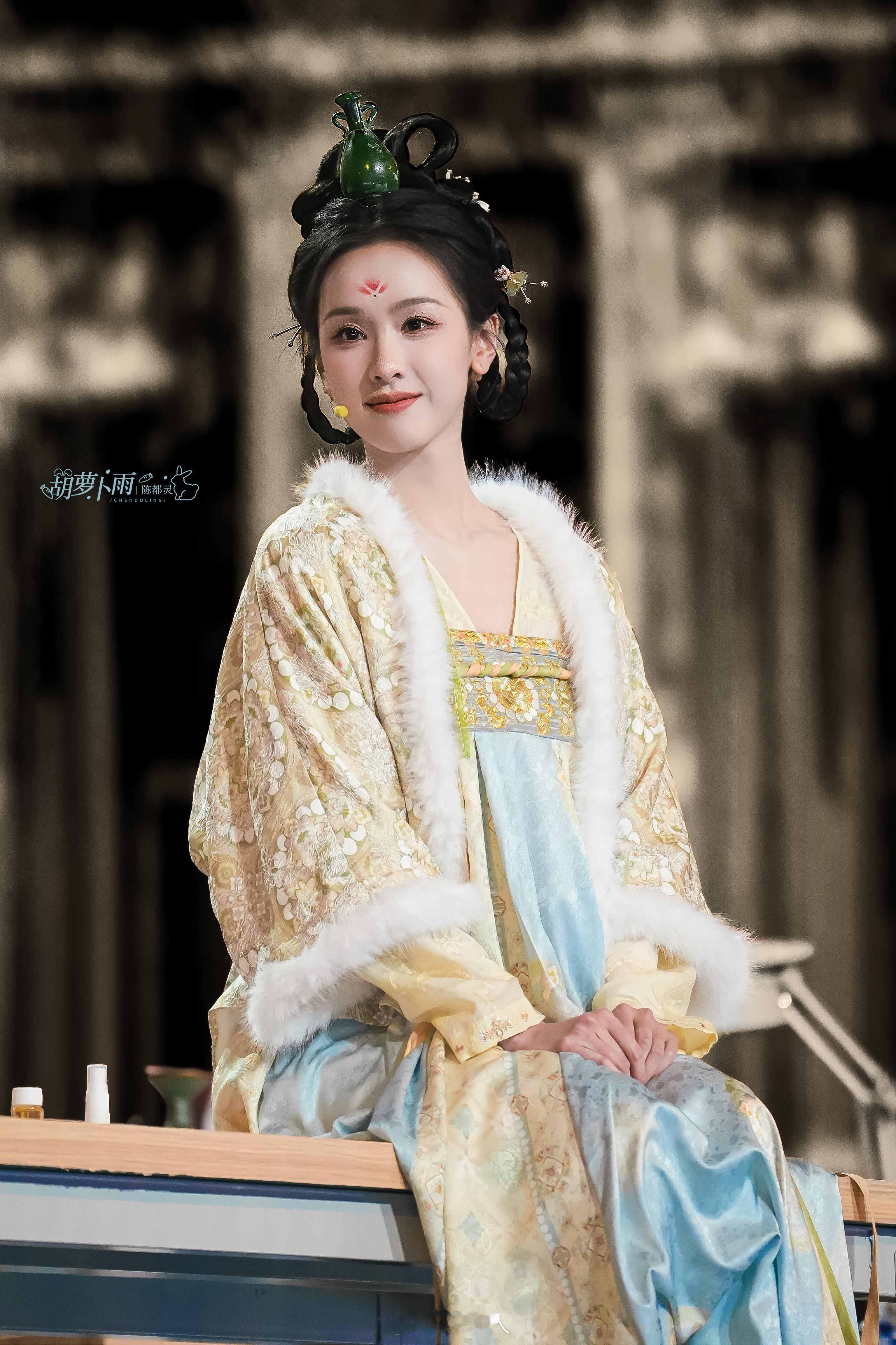 陈都灵头顶玉瓶陈都灵网络视听盛典唐装萌兔嘟嘟驾到🐰🐰 中国网络视听盛典