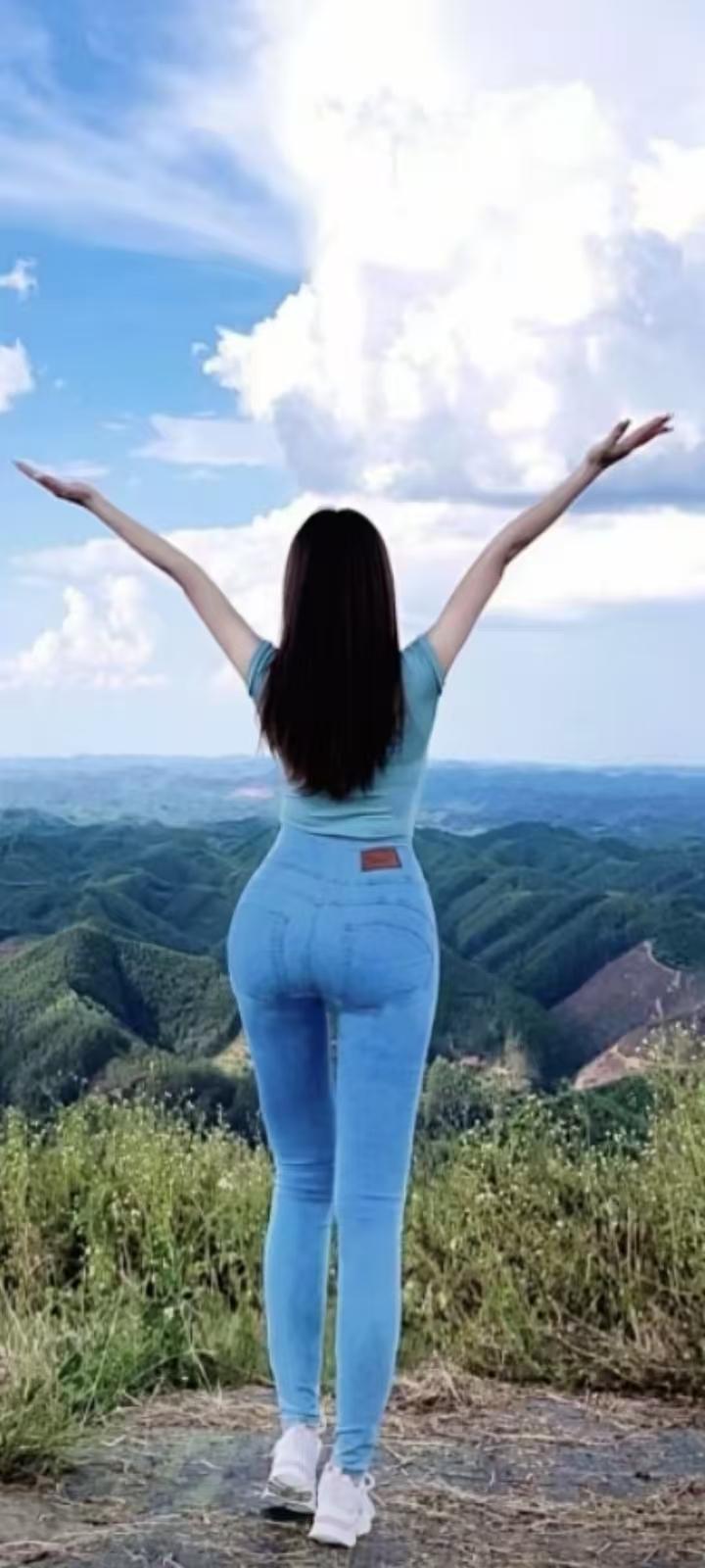 试对；

五湖四海三江水
九州七色五岳峰

******

网图侵删