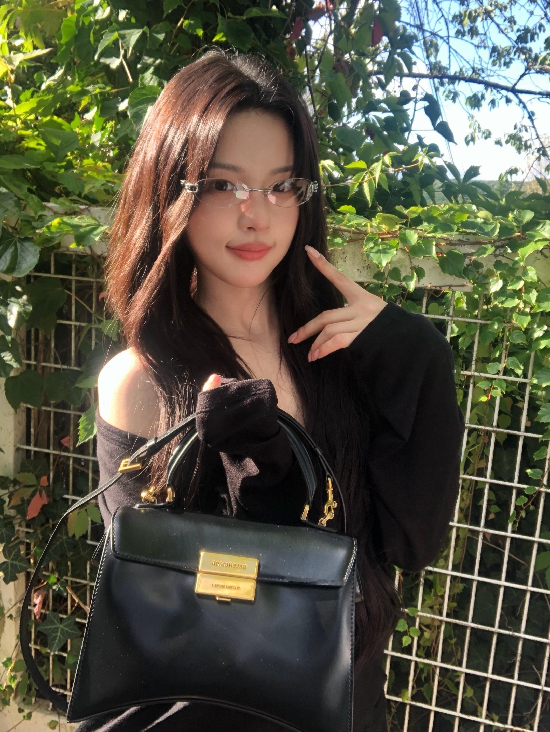 杨超越[超话]  杨超越抖更新：怎么才能把夏天留住呢？  高智姐姐没想到这是杨超
