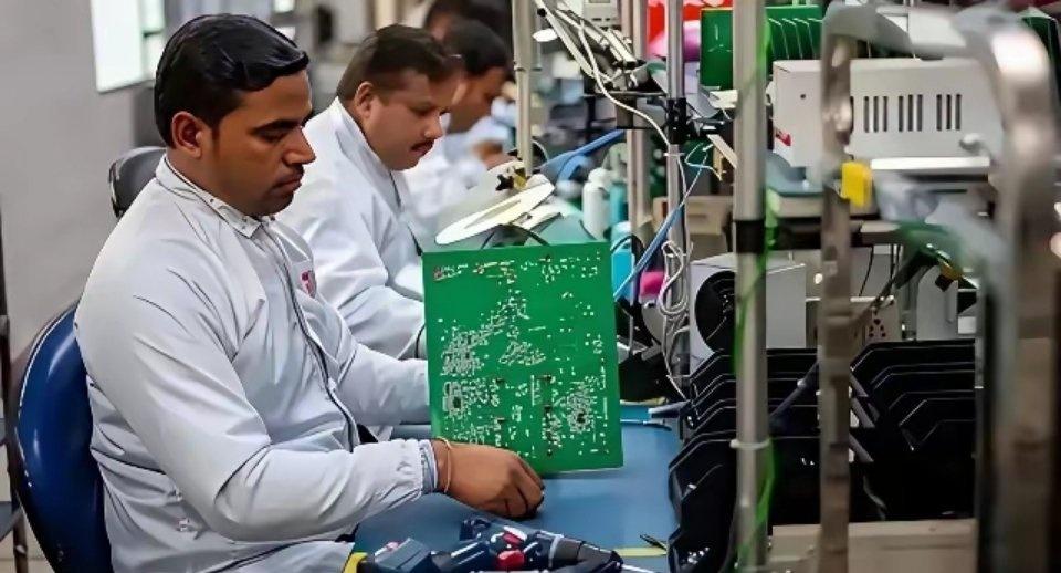 印度之所以恨中国，说白了还是嫉妒，因为在1981年，1982年，印度GDP都无比