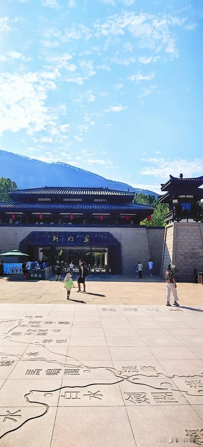 游剑门关
 
抬头一线天，
低头石径悬。
危岩凝险意，
雾绕老驿铃。

关楼依旧