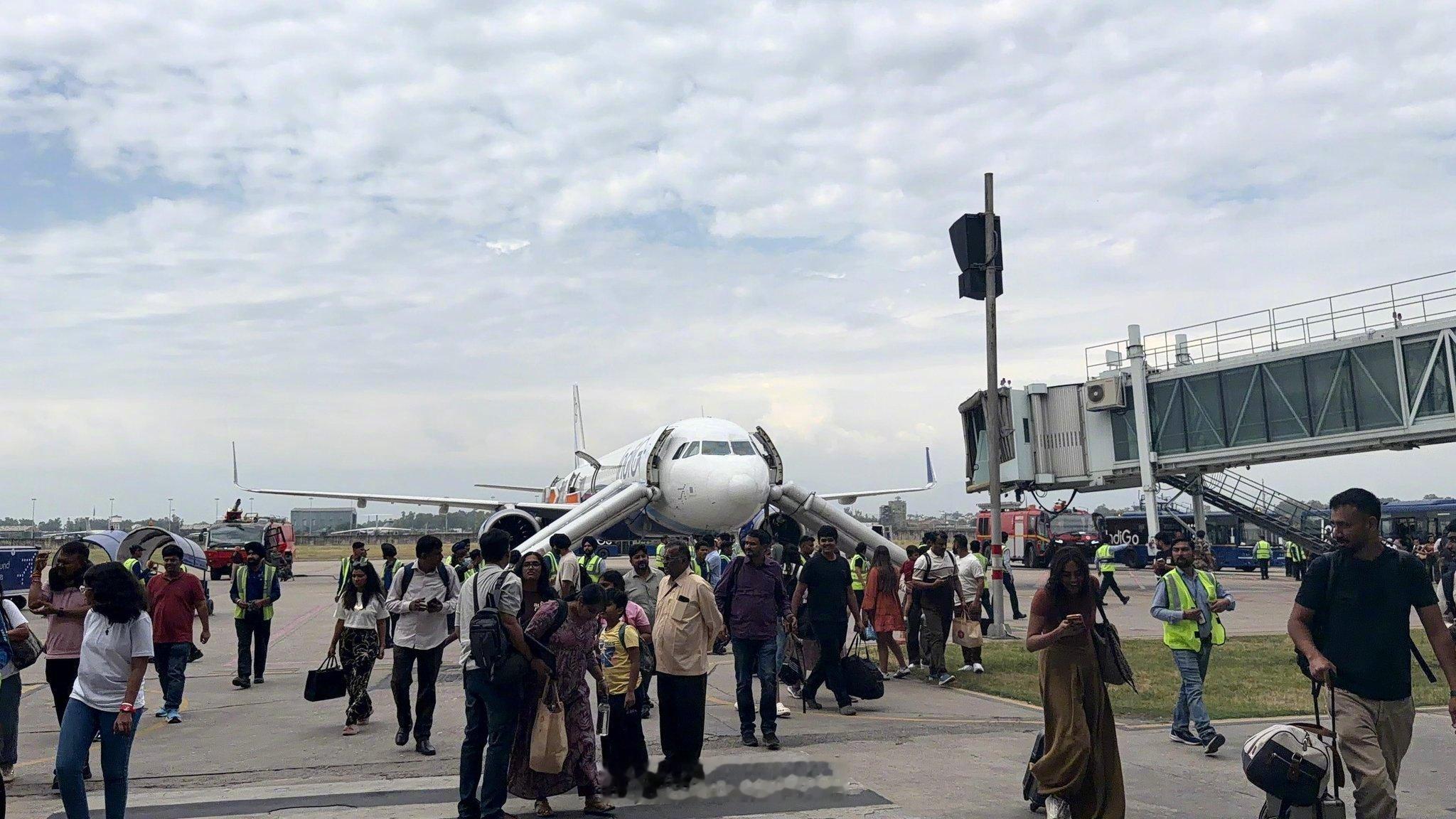 【又是……充电宝着火】昨天，印度靛蓝航空一架A321neo执飞6E108航班从海