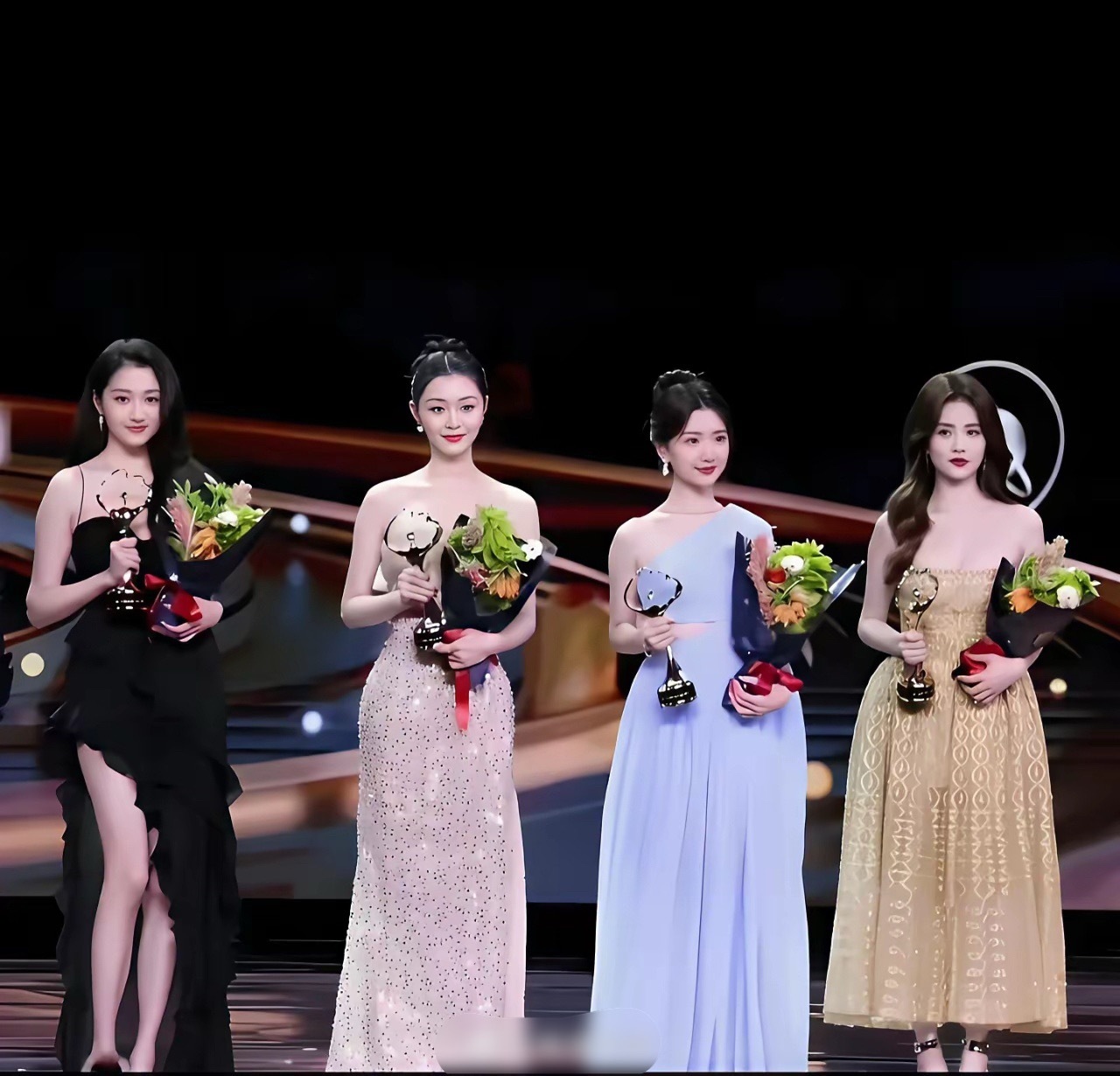 突然有点理解鹿晗了，关晓彤的美貌好突出啊！ 