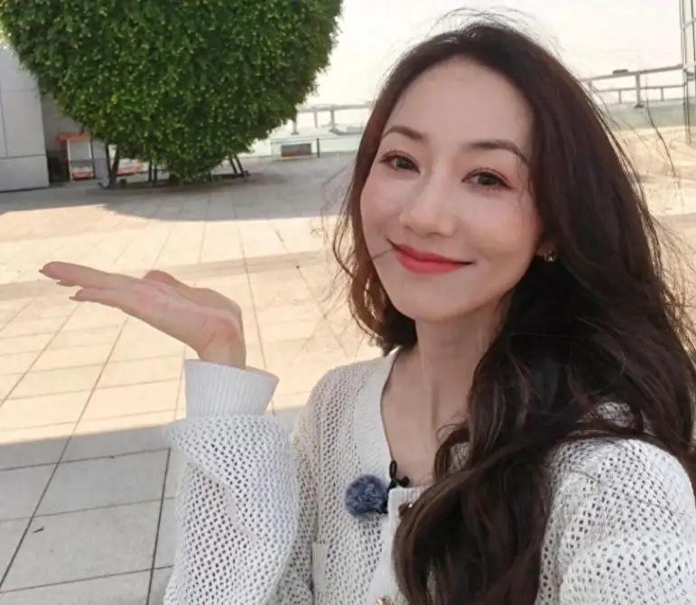 真不知道韩雪都结婚了，女儿都14岁了！
这几年经常看韩雪上综艺，
在节目里经常听