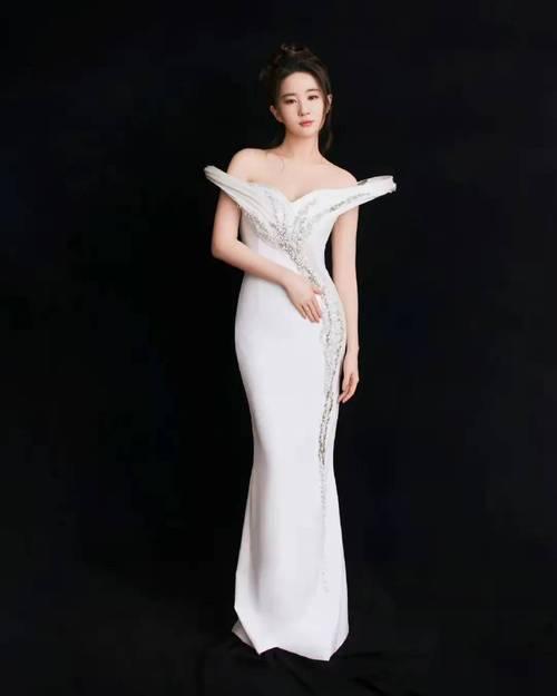 2025年12月18日傍晚，刘亦菲现身北京国贸商圈水晶店。她身着黑色外套，墨镜俏