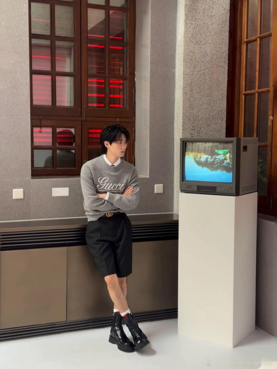 #周翊然好像少爷放学去晚宴#谁懂！周翊然这组图真的帅进我心里了[送花花] 贵公子