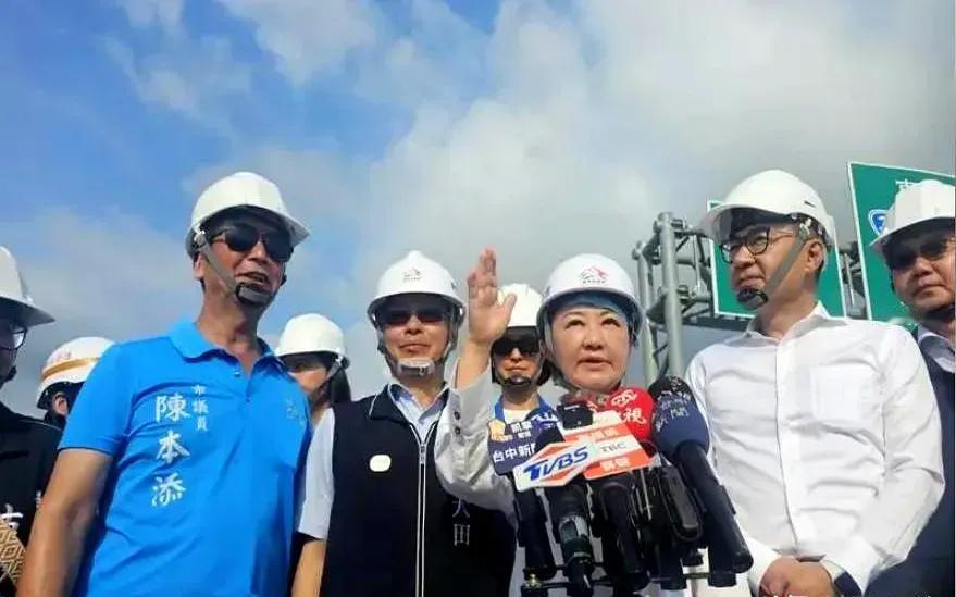 卢秀燕这次对民进党总算强硬了起来，原因是台中市被点名中正路改名太慢，被内政部门的