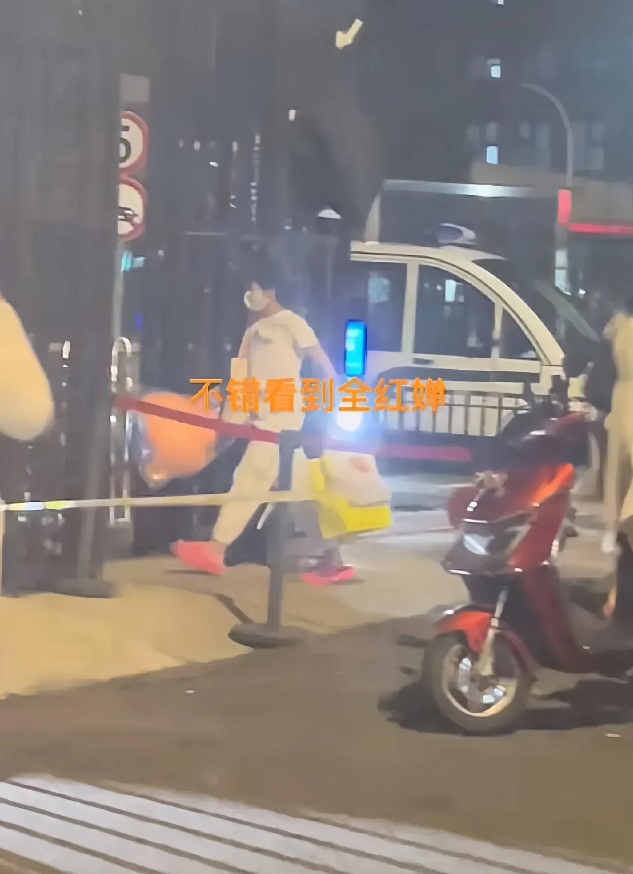 跳水小将全红婵，赛场外也成购物达人？今天她抵京后竟变身购物狂，和好姐妹陈芋汐、陈
