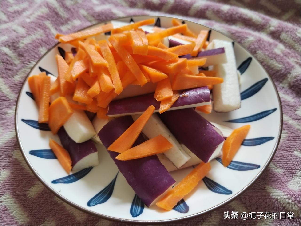 炒茄子怎么才能省油还好吃
不妨试试我这种办法
我也喜欢吃茄子
可以选择去皮或者不